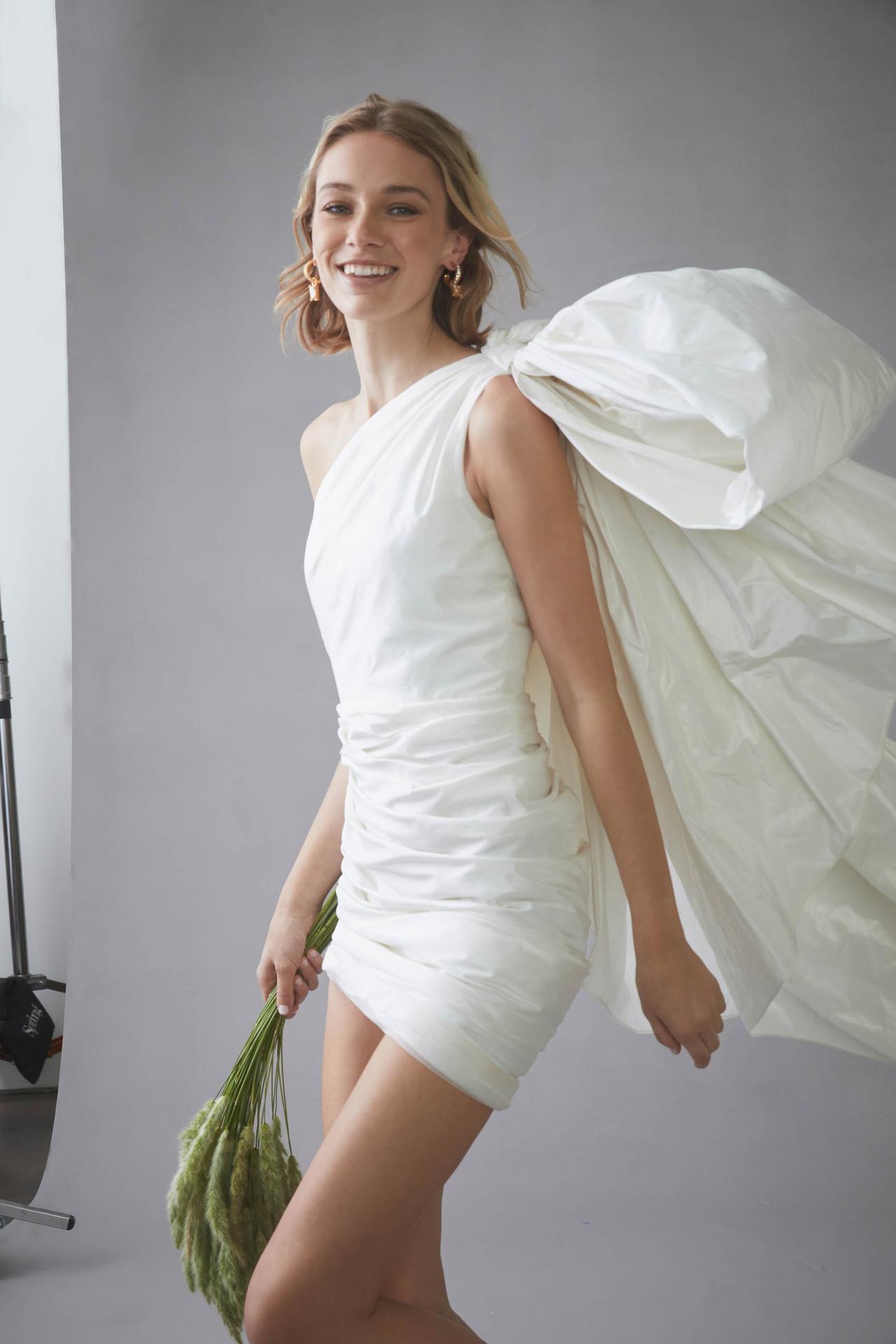 vestido de novia corto con manga irregular