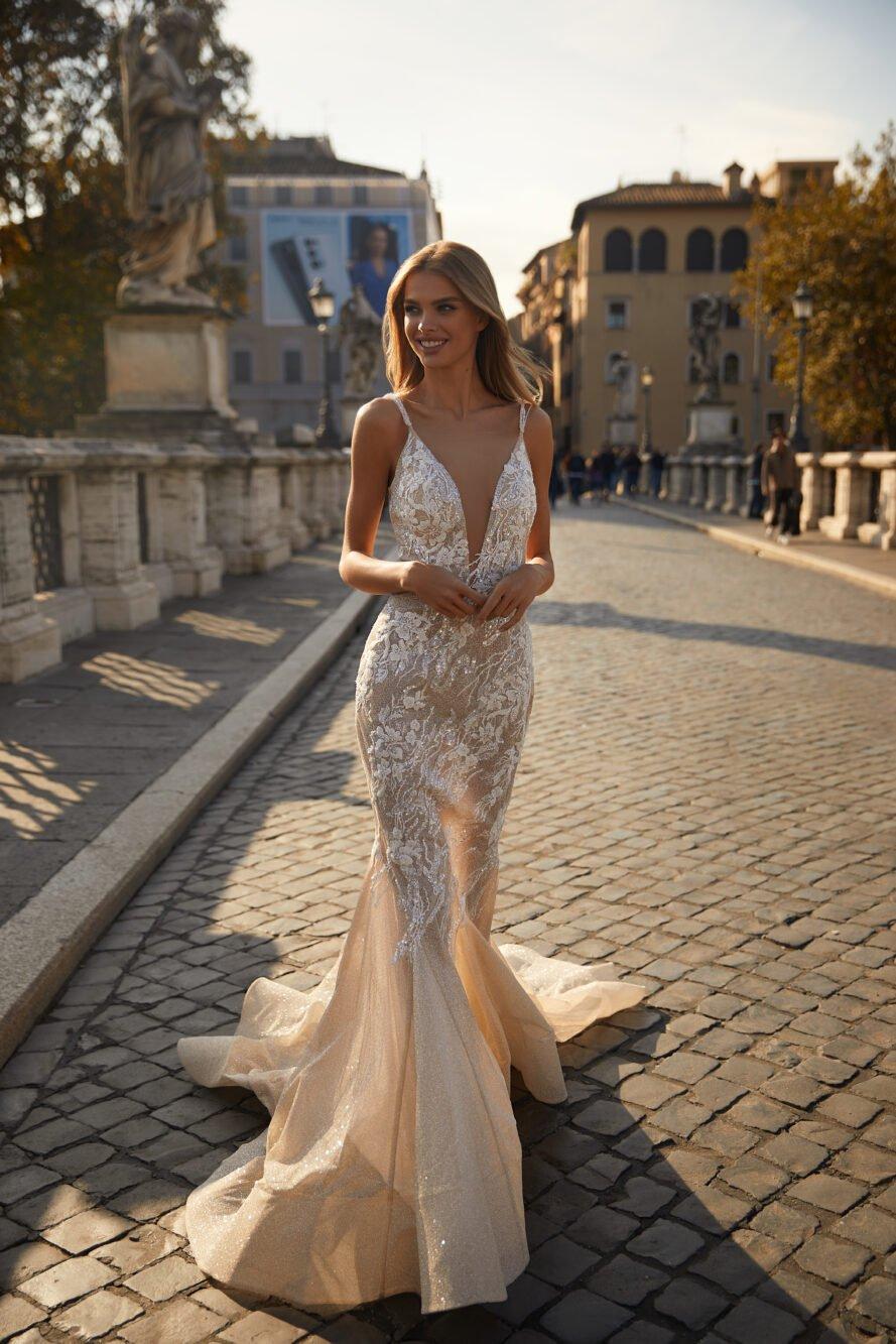 50 vestidos de novia con escote en V: sensualidad y elegancia para tu look