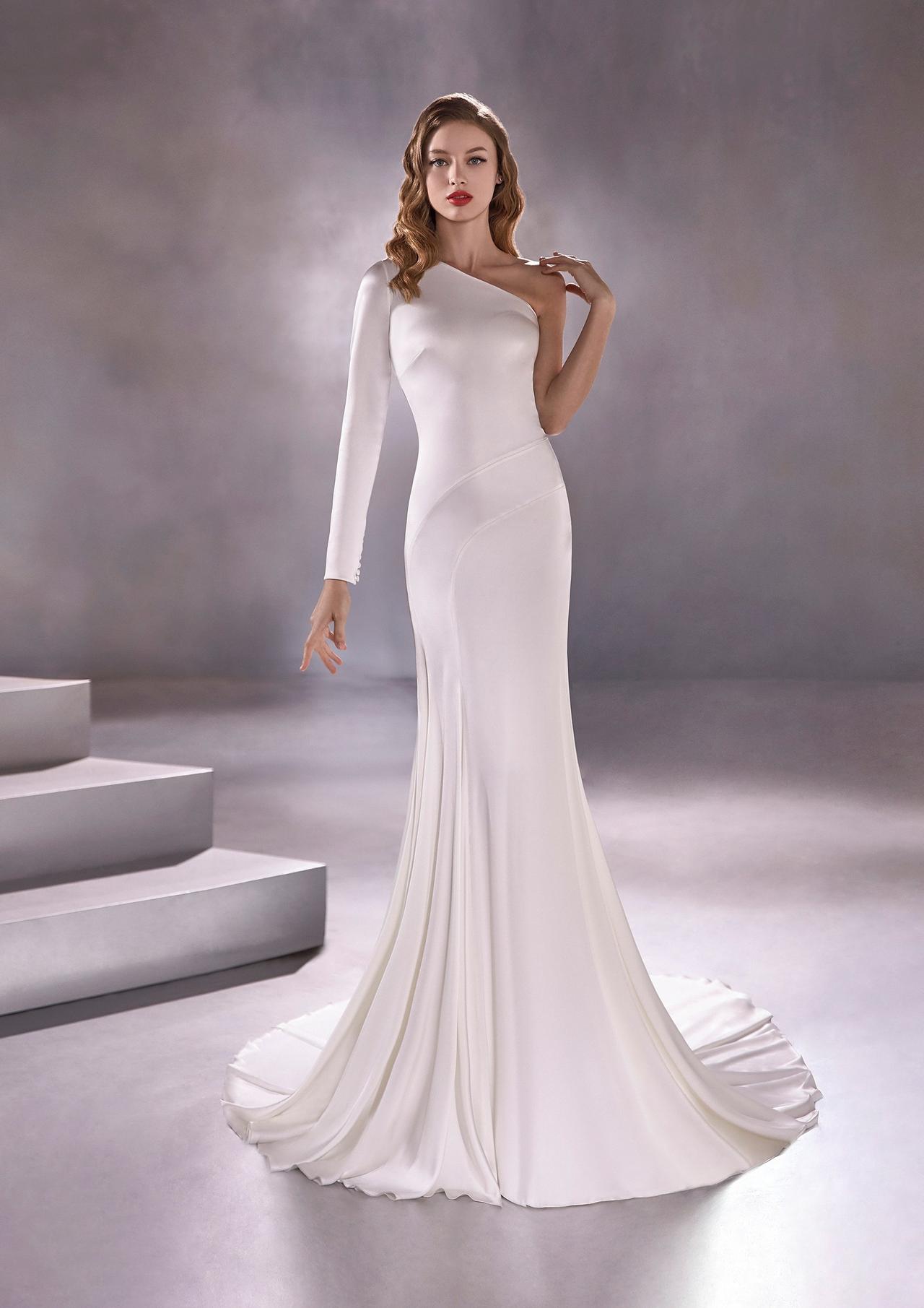 Vestidos de novia con escote asimétrico: 20 modelos