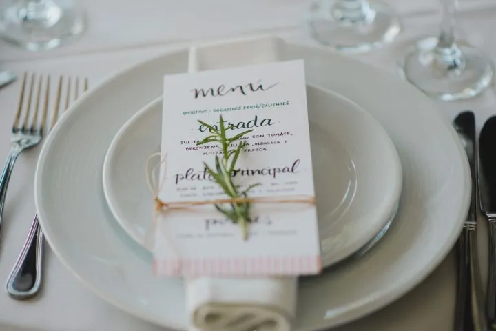 https://cdn0.casamiento.com.uy/article-gallery-o/00000/3_2/1280/jpg/articulos-uruguay/2018/decoracion/menu-plato-invitados.webp