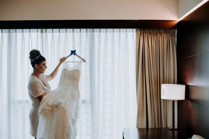 novia preparándose para el casamiento vestido con encaje