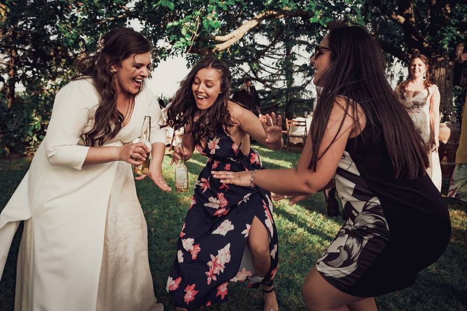 novia con amigas bailando el día del casamiento