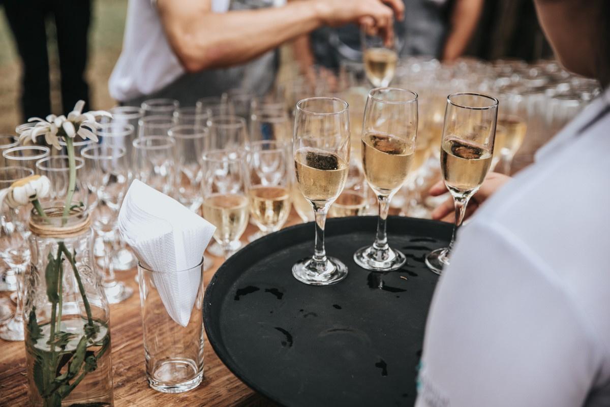 Pirámide de copas para champagne o vid en la fiesta de bodas