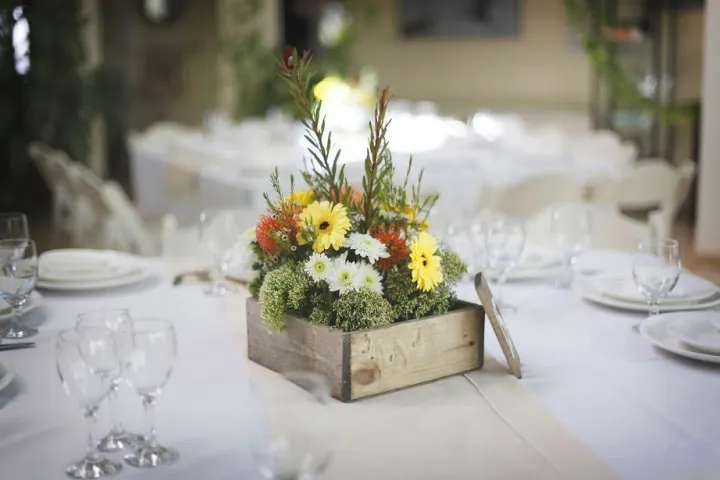 Grandes ideas para decorar las mesas en tu boda y sorprender a tus