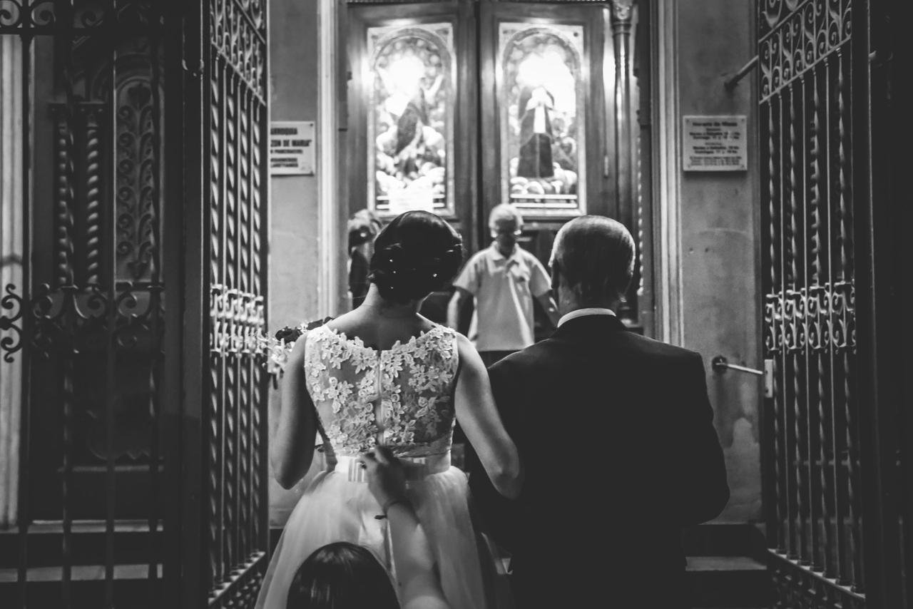 De qué lado entra la novia en la iglesia?
