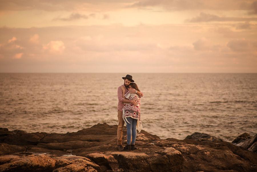 pareja novios abrazados en la playa