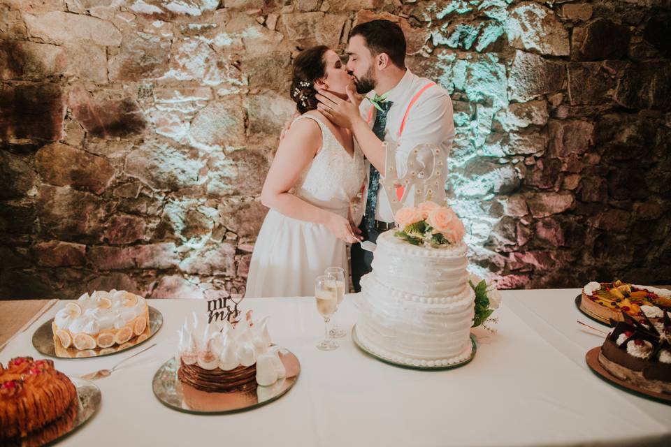 novios besándose mesa dulce torta casamiento