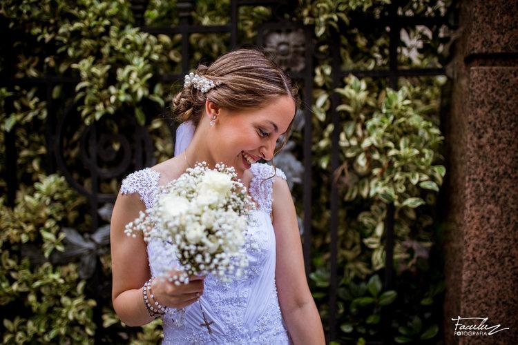 novia con peinado recogido y tocado pedrería