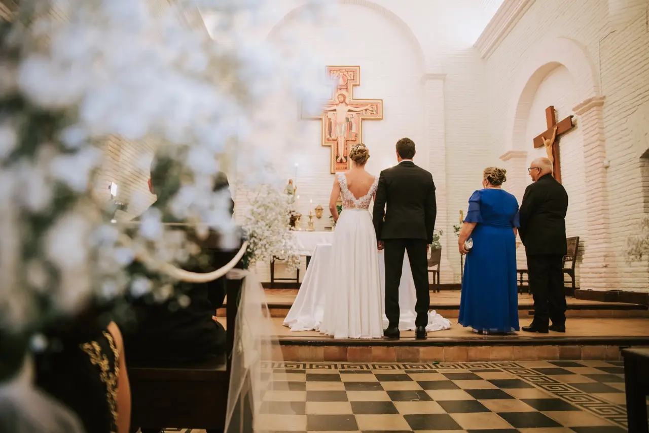 ¿De qué lado entra la novia en la iglesia?