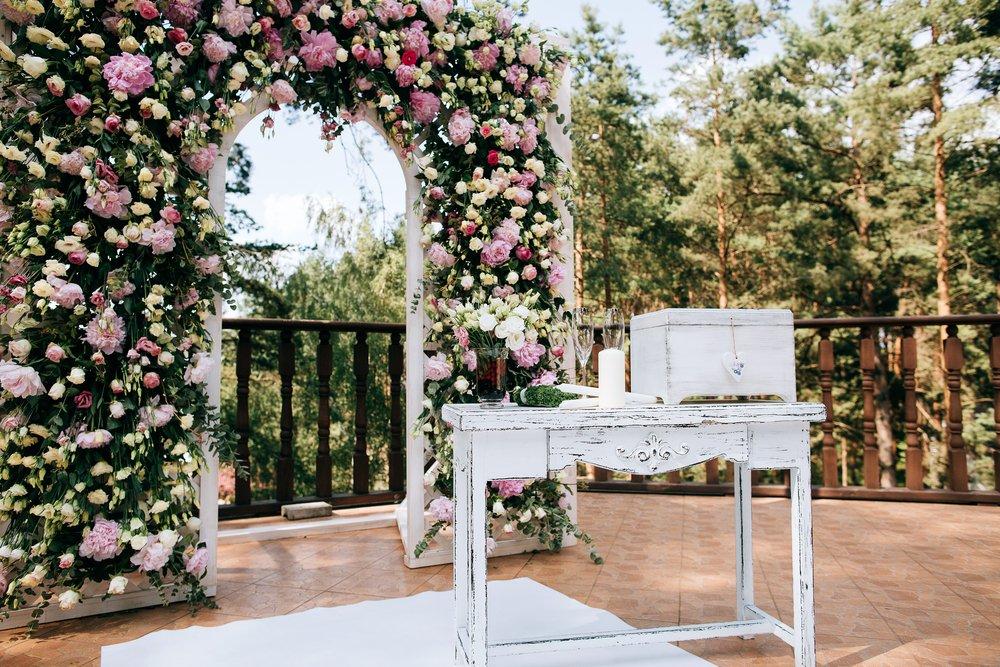 7 consejos para incluir un arco de flores en el casamiento: ¡consigan un  altar muy especial!