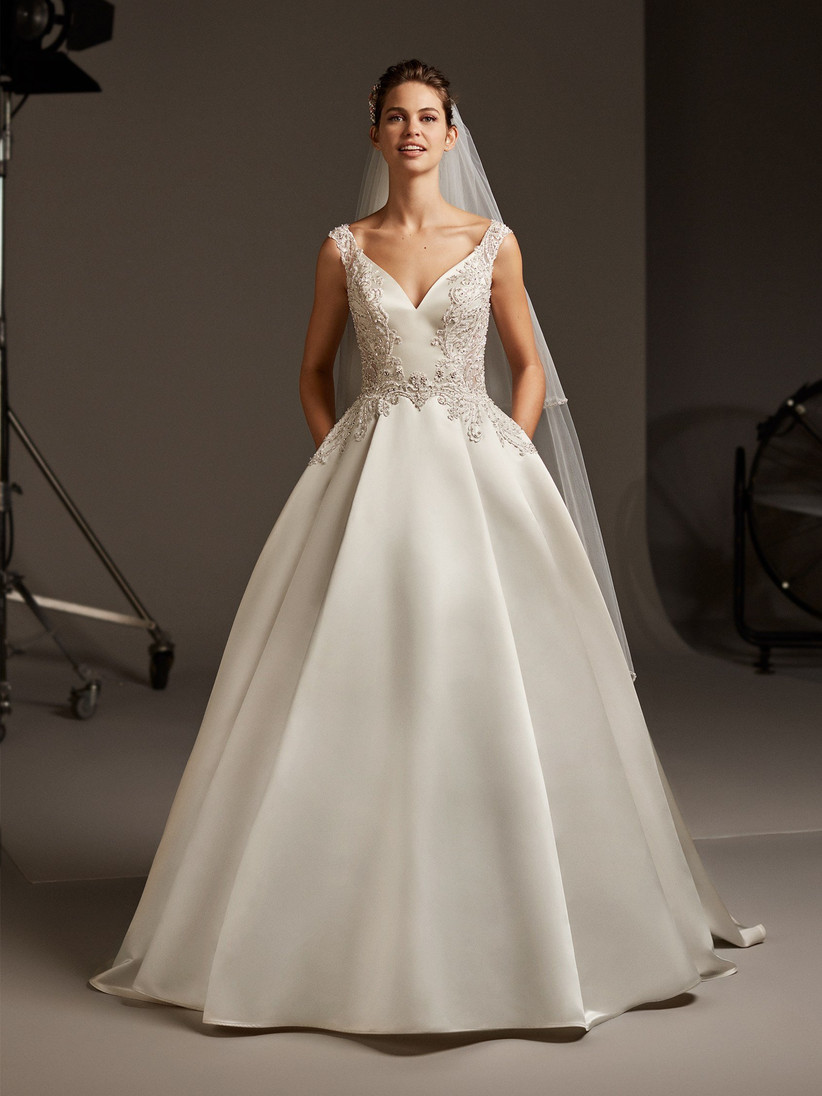 50 vestidos de novia con escote en V la opción más versátil y moderna