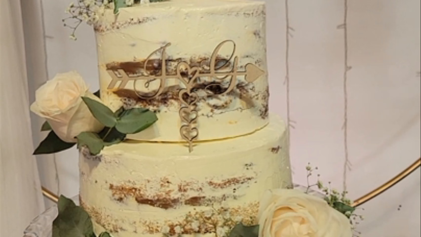 Torta de bodas y mesa de dulces 