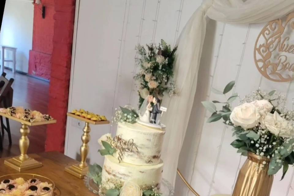 Mesa dulce y torta de bodas