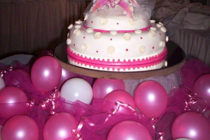 Torta rosa con detalles florales