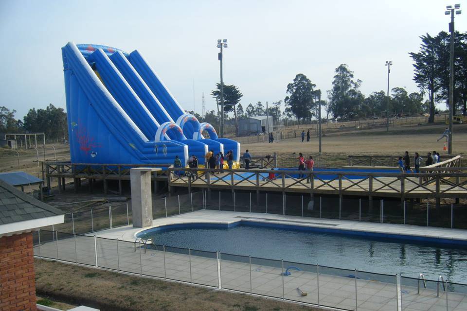 Inflable y cancha de fútbol