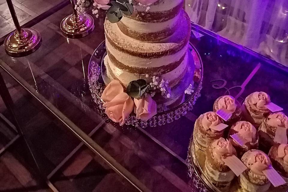 Naked cake romantic