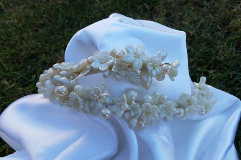 Porcelana, flor nácar y perlas