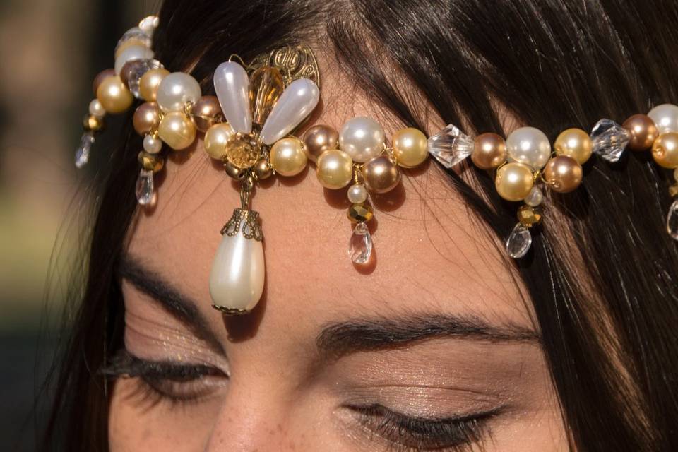 Tiara en perlas y cristales.