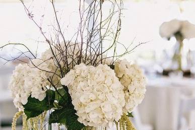 Mesa con flores naturales