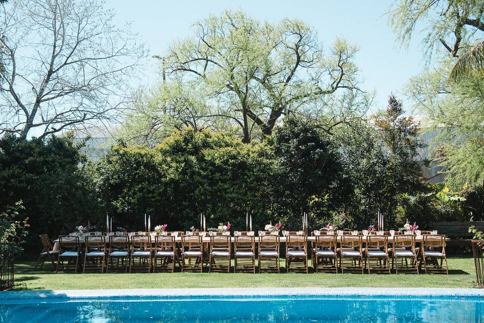 Mesa imperial en el jardín