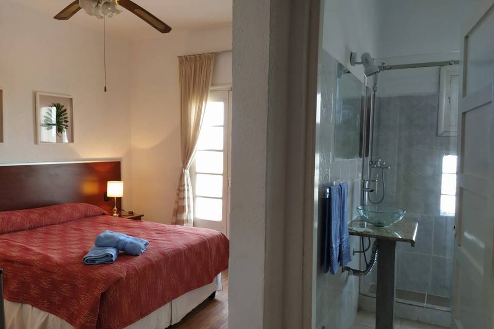 Habitación novios balcón mar