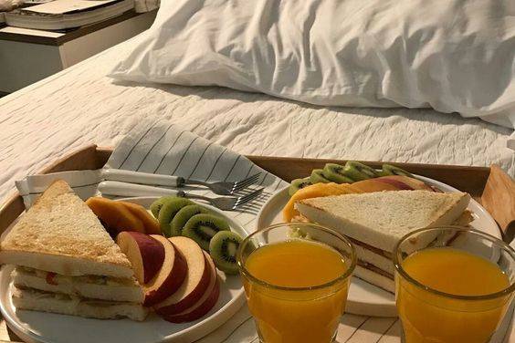 Desayuno novios habitación