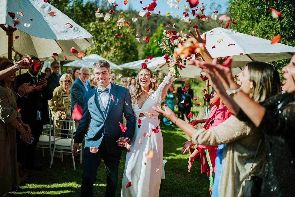 Pareja celebrando con pétalos de flores