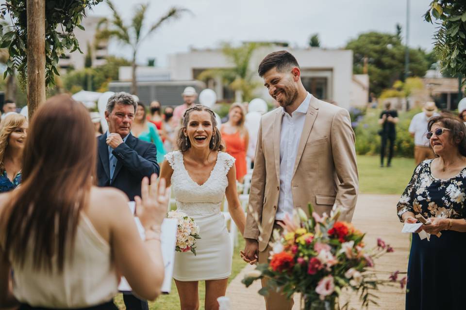 Novios tomados de la mano y sonriendo