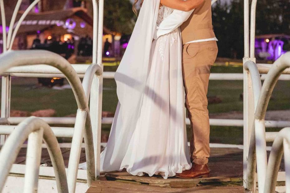 Pareja besándose en el muelle