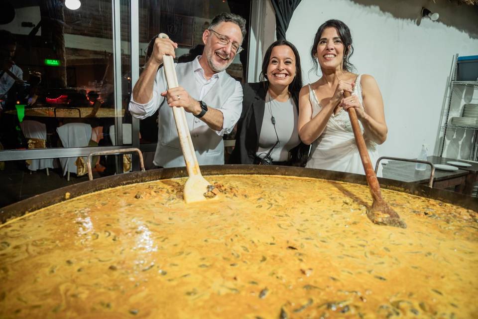 Pareja moviendo una cacerola gigante