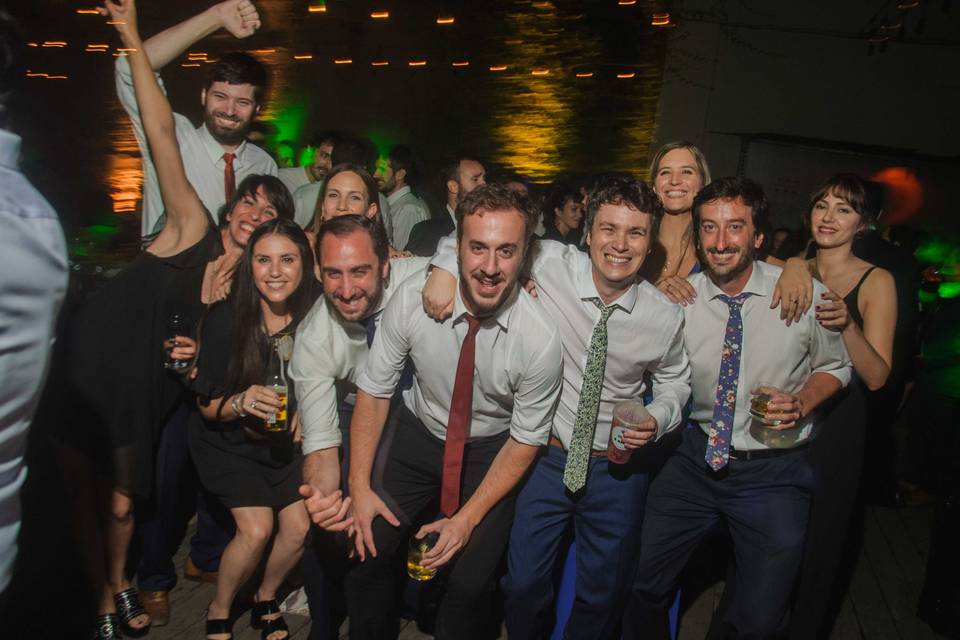 Captura de momentos especiales durante un evento nupcial