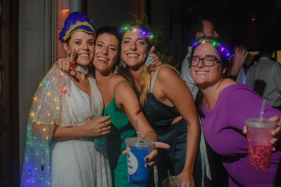 Captura de momentos especiales durante un evento nupcial