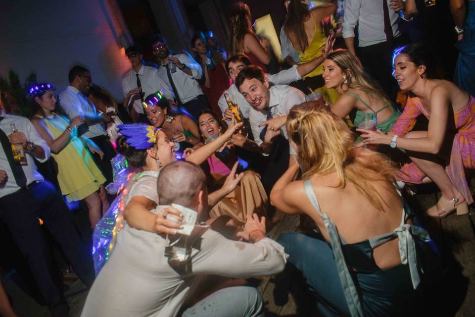 Captura de momentos especiales durante un evento nupcial