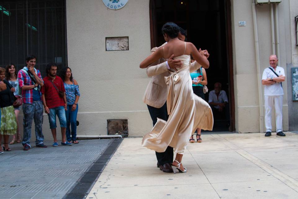 Captura de momentos especiales durante un evento nupcial