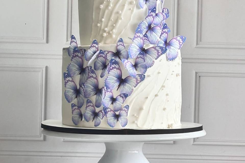 Torta con mariposas lilas