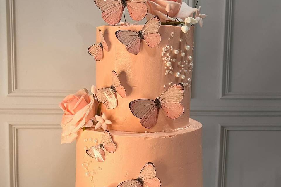 Torta con mariposas en tono pastel