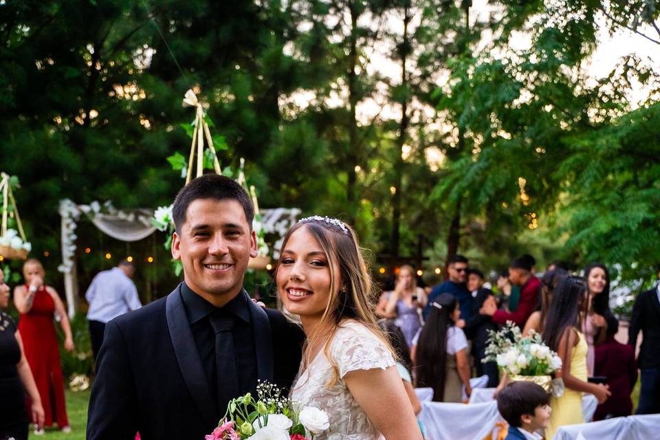 Novios abrazados en un jardín