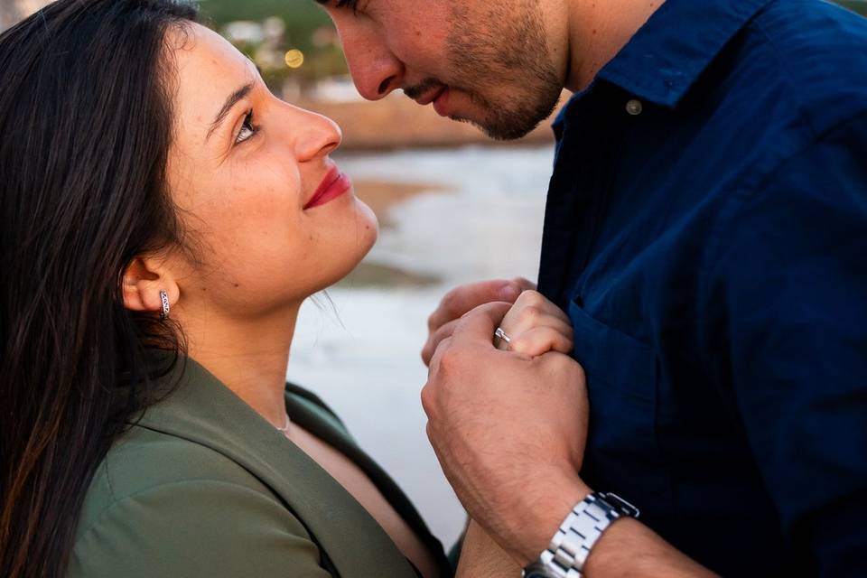 Pareja tomada de la mano y viéndose a los ojos