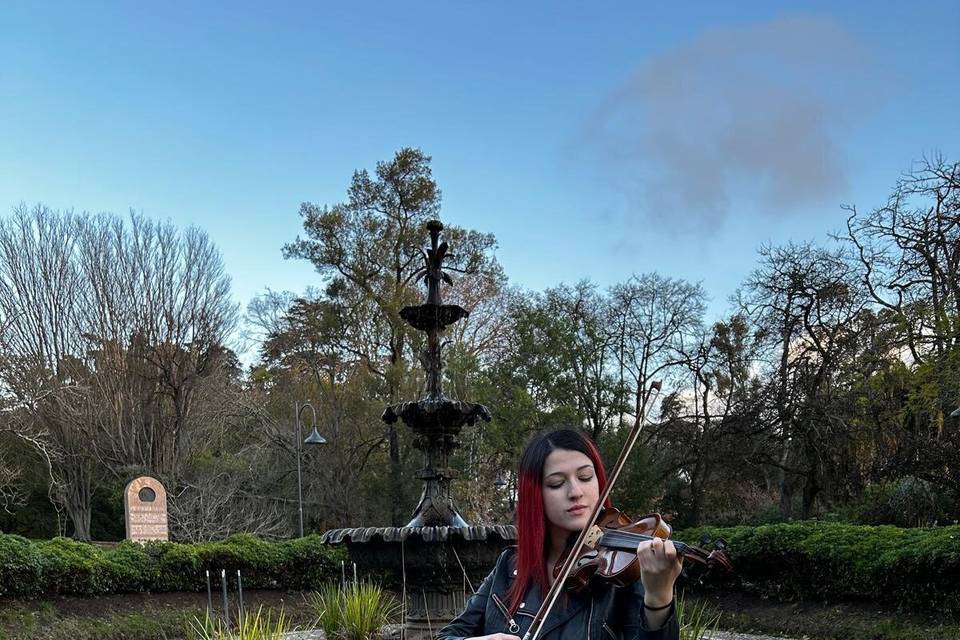 Tocando el violín al aire libre