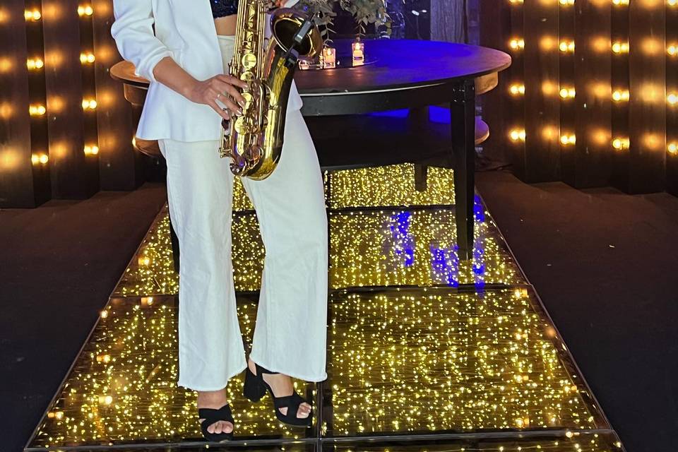 Tocando saxofón en evento