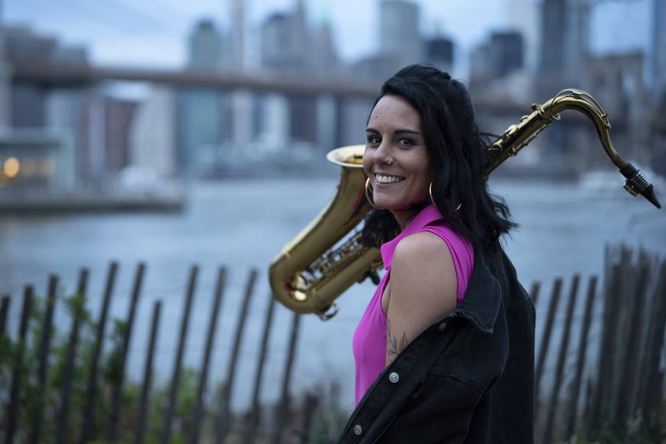 Mujer con saxofón