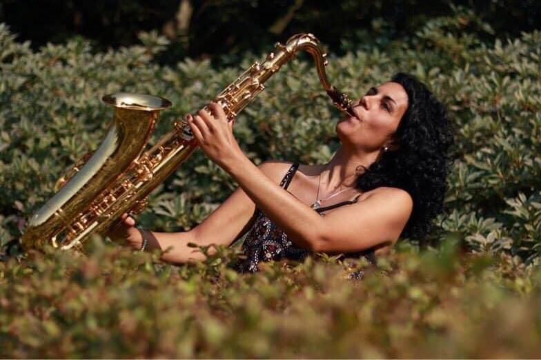 Saxofonista tocando