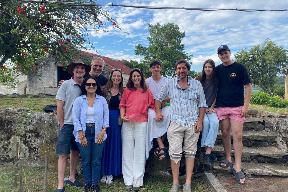 Personas posando en el jardín