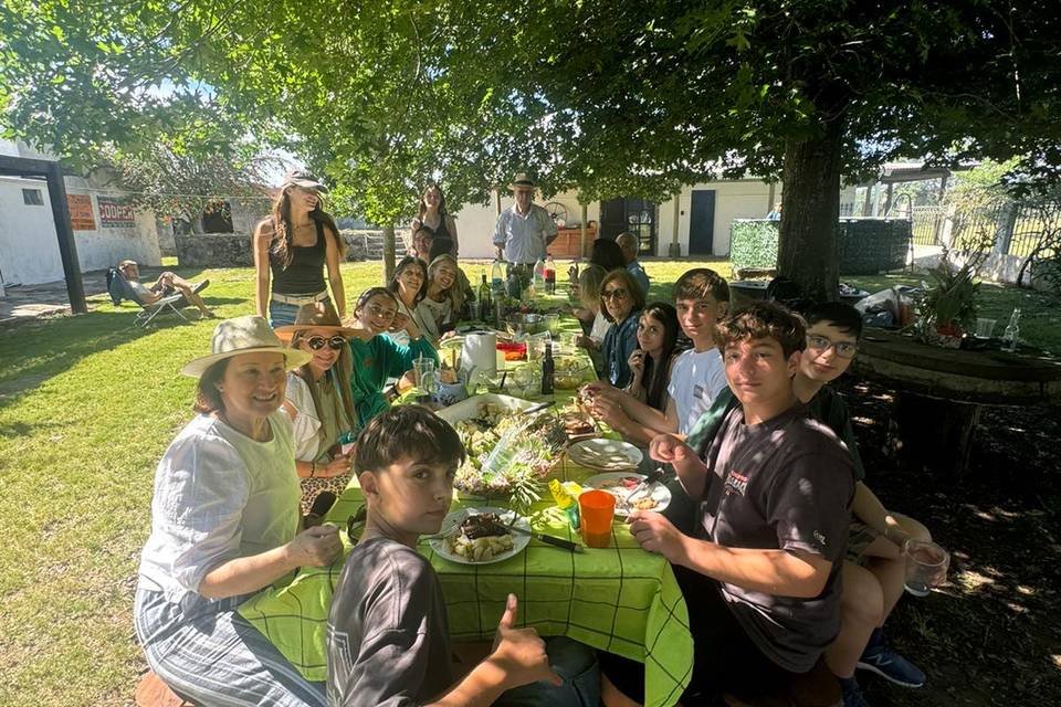 Mesa en el jardín con invitados