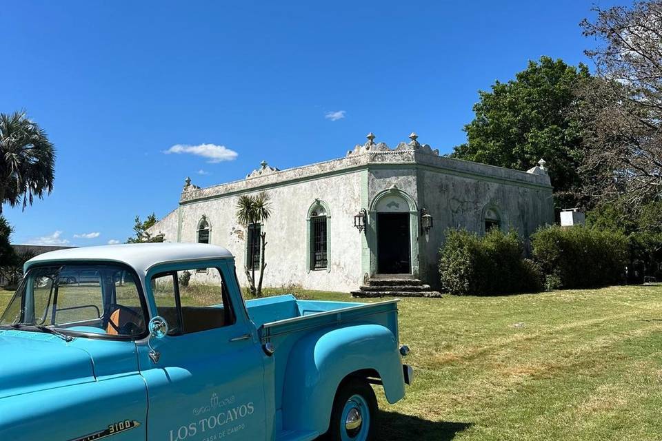 Jardín con camioneta azul