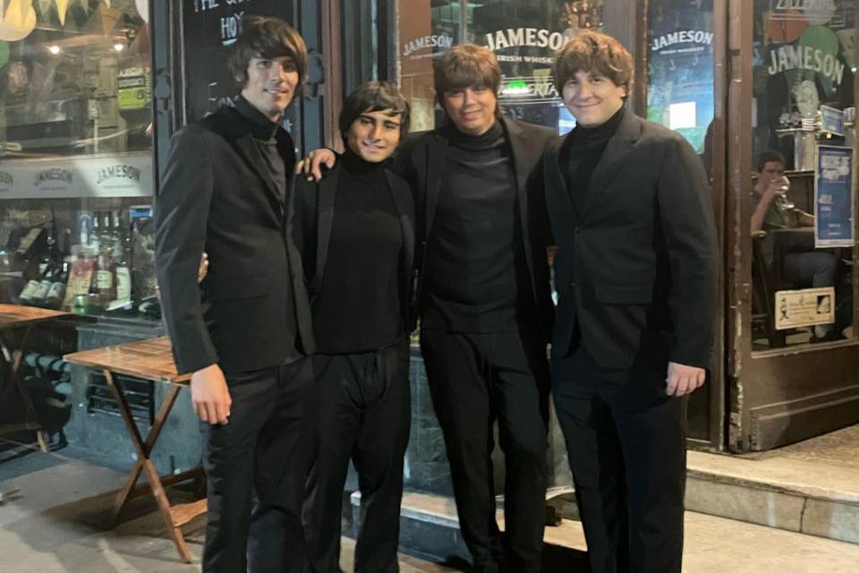 Cuarteto vestido de negro