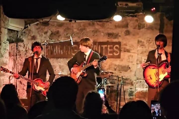 Tres artistas en el escenario