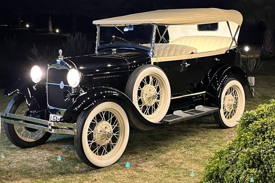 Auto clásico negro con beige