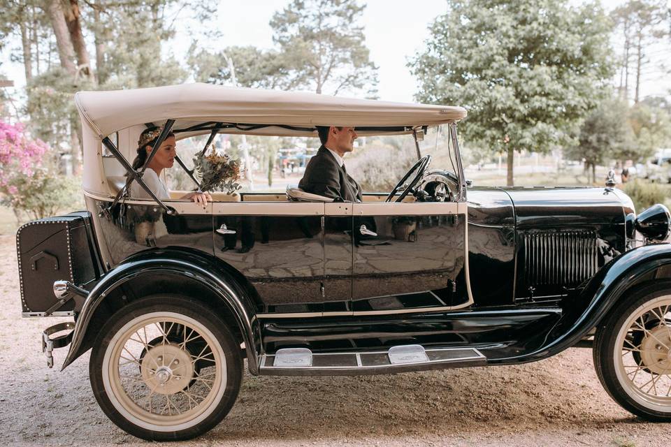 Auto clásico elegante llevando a la novia