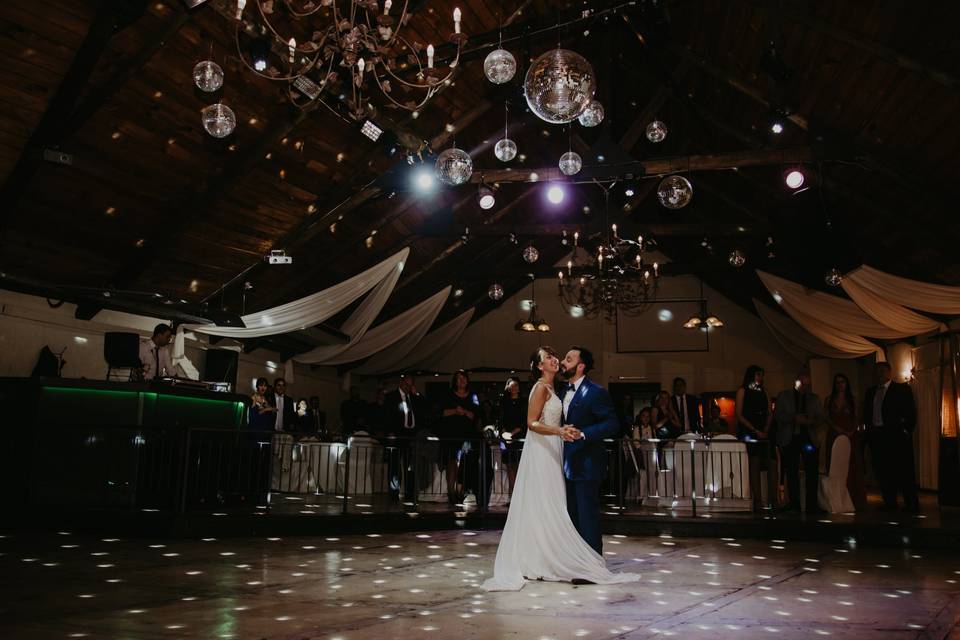 Novios bailando en la pista con luces